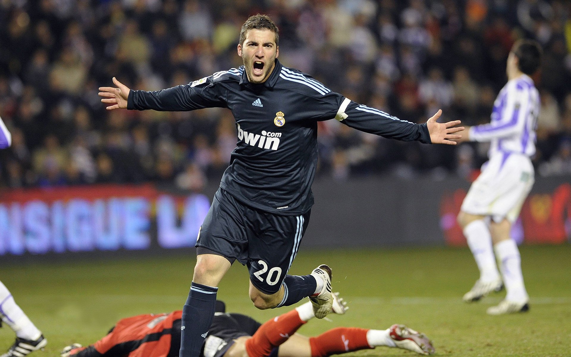 亚历克斯·格林伍德的防守表现不断升级，成为袋鼠队关键球员，格林伍德受伤